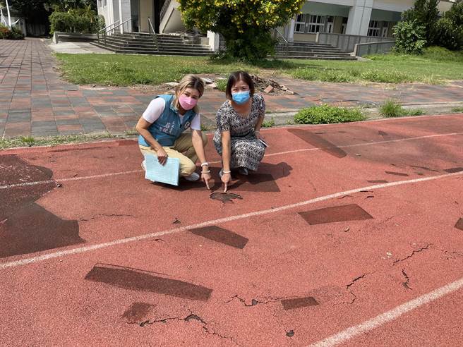 大德国中校长谢淑云（右）说，跑道严重破损，止滑系数不足，学生常滑倒。（读者提供）
