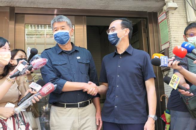 国民党主席选举落幕，当选人朱立伦今天拜访在选举中曾与他厮杀激烈的孙文学校总校长张亚中，两人面谈70分钟后，一同下楼接受媒体访问。（赵婉淳摄）