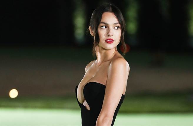 奥莉维亚罗德里戈火辣出席活动。（图／达志影像）