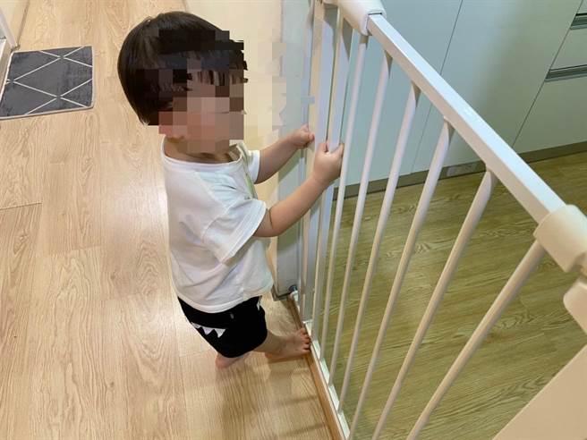 消保官提醒民眾，安装及使用儿童安全护栏前应熟读「使用说明书」内使用方法、警语、声明及注意事项。（台中市府提供／卢金足台中传真）