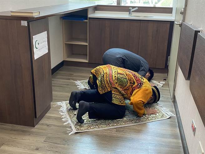 北醫附醫設置穆斯林祈禱室，並備有禮拜毯、聖地麥加朝拜方向標示與禮拜時間表，提供信奉伊斯蘭教民眾心靈慰藉空間。。（北醫附醫提供）