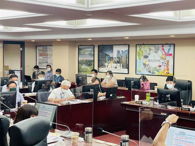 北市议员苗博雅（右一）28日质询，北市寸土寸金，大面积的新址能做其他更具商业价值用处，台北市长柯文哲只为省钱而短视，且动物之家新址还要与在地沟通，年底前根本生不出。（张颖齐摄）