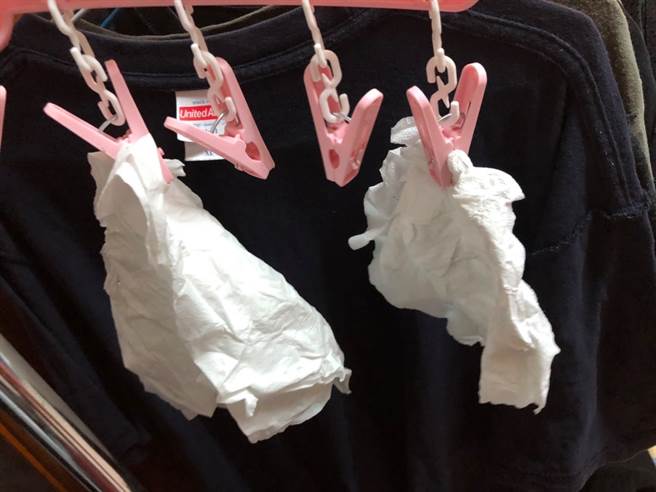 1名網友在臉書爆料他的女姓友人會將使用過的衛生紙曬乾後繼續使用，照片中友人將整坨泡水發皺的衛生紙團夾在曬衣夾上。（翻攝自臉書「爆廢公社公開版」）