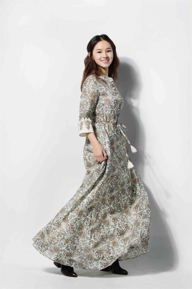 图一：卢以恩着Tory Burch 燕麦米印花洋装1万9900元，展现清新女神气质。（摄影／石智中、妆髮／高媛媛）