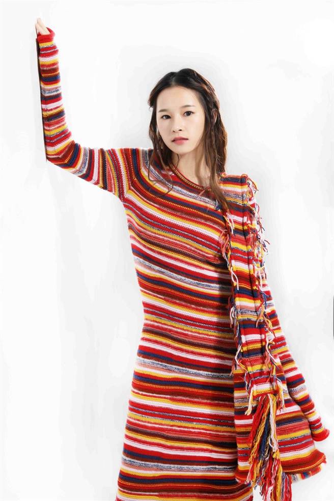 图二：卢以恩以Chloé红色条纹喀什米尔针织洋装，价格店洽、Chloé Jorge红色条纹喀什米尔针织肩背包，5万7300元，展现玲珑曲线。（摄影／石智中、妆髮／高媛媛）