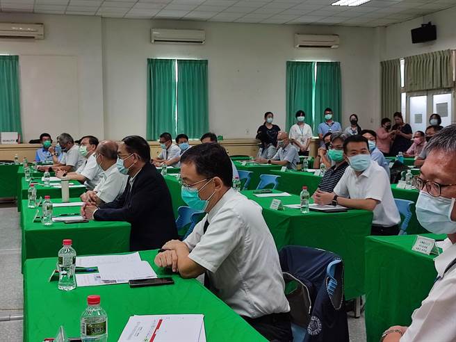 28日彰化地檢署邀集檢察官、司法警察機關、行政機關及廠商代表，舉行「彰化地區打擊妨害綠能產業發展犯罪平臺聯繫」會議，由檢察長俞秀端主持進行意見交流，同時也宣示「打擊不法，掃除綠蟑螂」的決心。（吳建輝攝）