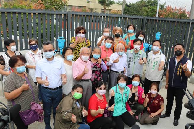 中台社区自来水加压站完工28日举行启用典礼，各界代表一起参加歷史性的一刻。（立委张廖万坚服务处提供）