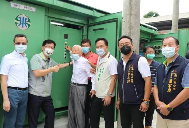 中台社区创会理事长98岁的罗圻津，更在现任及前任理事长孙秀云、施议闳的陪同下到场，象徵性代表社区按扭启动新的加压站。（立委张廖万坚服务处提供）