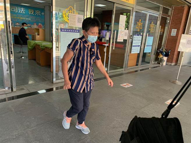 内湖非法私人安养中心去年9月发生火灾造成3名行动不便的住民死亡，丁姓妇人被控过失致死罪，28日士林地院开庭，丁妇称已经与其中2名死者家属达成和解。（图／李文正摄）