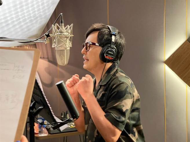 黄子佼为〈谢谢老师２０２１加零版〉献声。（关怀台湾文教基金会提供）