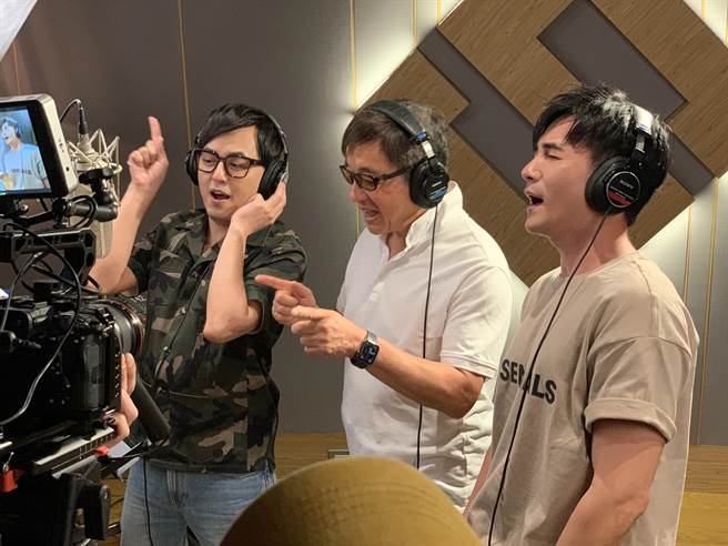 黄子佼、李涛、是元介齐献声谢谢老师教诲之恩。（关怀台湾文教基金会提供）