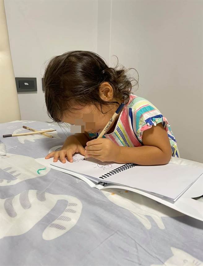 吴凤夫妻发现小女儿是个左撇子，但不打算逼她换边。(翻摄自吴凤 Rifat脸书)