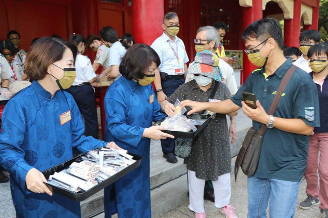 嘉義市長黃敏惠偕副市長陳淑慧分送智慧糕及智慧筆，供民眾領取。（廖素慧攝）