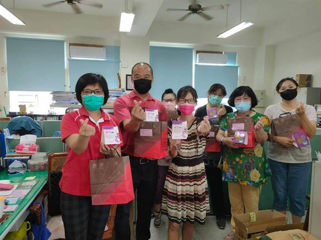 嘉義市大業國中師長收到學生賀卡，開心過教師節。（大業國中提供）
