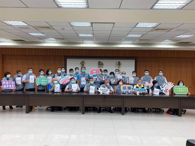 苗栗县长徐耀昌带头参加初级客语认证，与其它27名县府官员一起通过认证。（苗栗县政府提供／谢明俊苗栗传真）