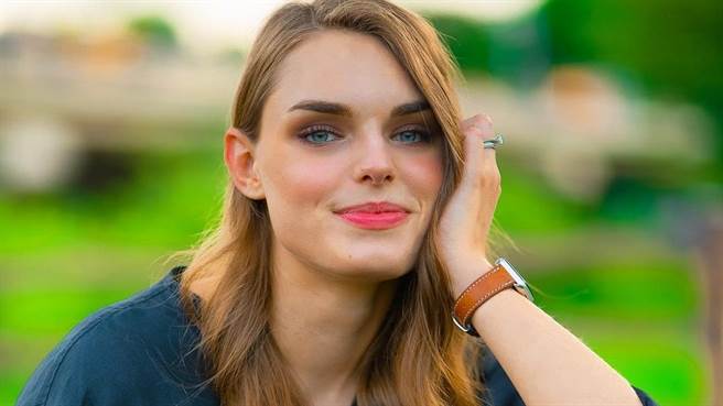 旅居韩国的美国网红Raye在影片中自爆曾收过《鱿鱼游戏》制作公司的演出邀请，但却以为是诈骗而拒绝。（图／IG@raye.yoo）