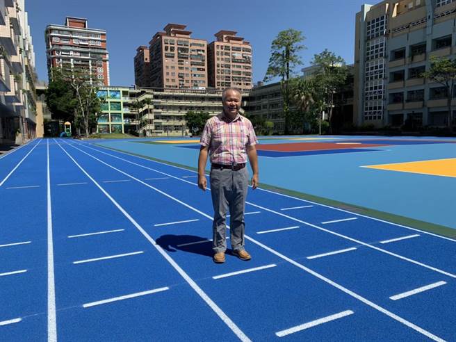 芦洲鹭江国小操场焕然一新，校长何元亨：最棒的教师节礼物，献给莘莘学子。（戴上容摄）