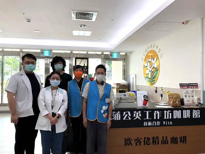 台中醫院蒲公英復健工作咖啡坊透過業界技術的介入，配合臨床治療，讓精障學員能重啟人生。（台中醫院提供／馮惠宜台中傳真）