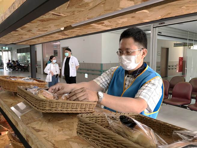 台中醫院蒲公英復健工作咖啡學員在咖啡坊的訓練下，能夠獨立作業，不輸外界專業人員。（台中醫院提供／馮惠宜台中傳真）