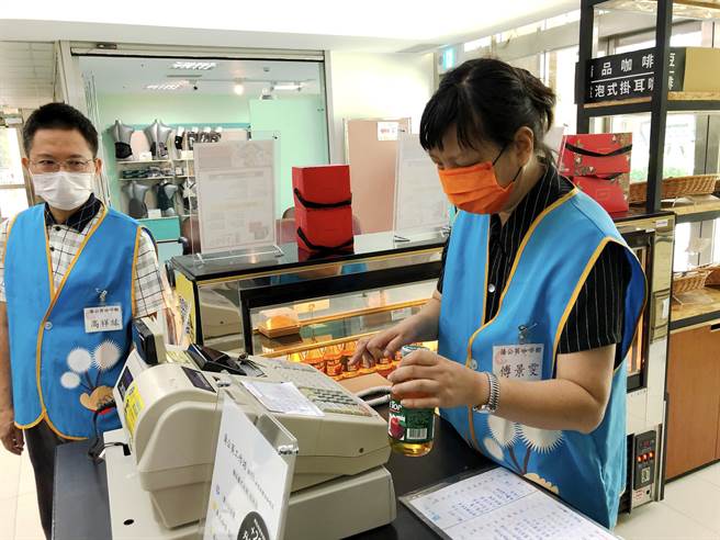 台中醫院蒲公英復健工作咖啡學員在咖啡坊的訓練下，能夠獨立作業，不輸外界專業人員。（台中醫院提供／馮惠宜台中傳真）