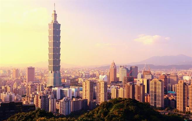 台湾物价排世界第九高，但薪水却很低，让不少网友大嘆，真的是鬼岛，连牛奶都快喝不起。（图／Shutterstock）