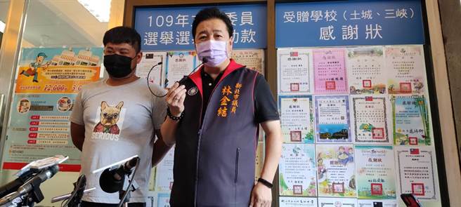 北市议员林金结54岁大嫂打到未稀释的BNT疫苗，林金结与其侄子林乔丰(左)出面说明状况。(陈慰慈摄)