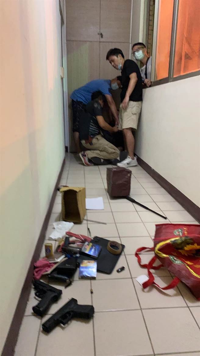 警方到新竹将吴姓男子逮捕到案，查获6把改造枪支。（翻摄照片／林郁平台北传真）