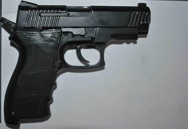 警方发现其中一把改造手枪的握把疑似3D列印而成。（翻摄照片／林郁平台北传真）