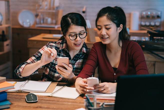 愈来愈多人透过手机APP自学英语。（EF公司提供／林志成台北传真）