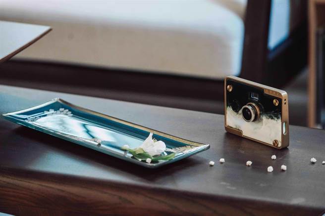 WEN PIIN维纳斯的治癒长方形器皿 ＆ Paper Shoot 翠玉白菜数位相机 。（台湾设计研究院提供）