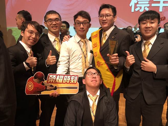 鄭稟淳(圖右)在學期間就到永慶房屋實習，從中更加確定自己未來想往房仲經紀人工作邁進。(圖/永慶房屋提供[疫情前拍攝])