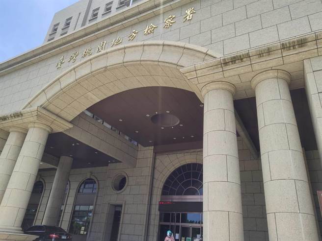 桃园市34岁张姓男子今年7月将刘姓母亲逼到冰箱死角，再徒手及脚踢殴打母亲，母亲跌倒在地后，拿椅子砸向母亲身体，遭检方提起公诉。（赖佑维摄）