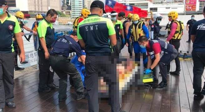 警消将男子救起时已无生命徵象，紧急实施心肺復甦术、AED急救。（陈彩玲摄）