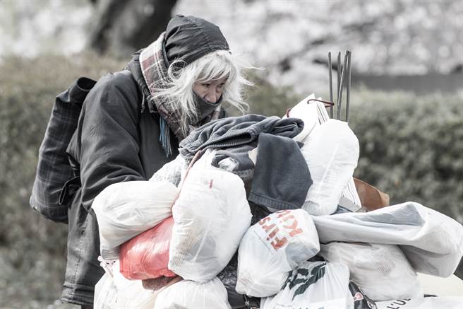 大陸一名女街友被送往醫院，社工整理隨身物品時，竟發現她腰纏28萬人民幣。(示意圖/達志影像)