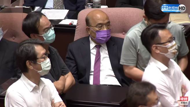 立法院場面混亂，行政院長蘇貞昌坐在位置上無奈旁觀。（中時新聞網直播畫面）