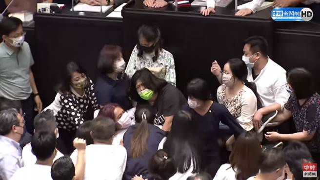 陳玉珍被多名立委「抱」離主席台。（中時新聞網直播畫面）