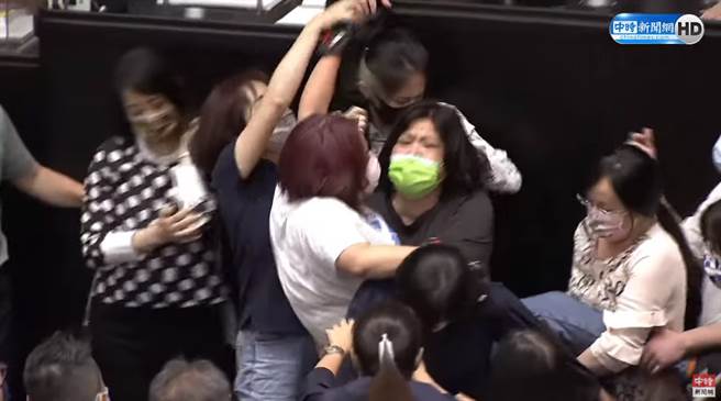 陈玉珍被多名立委「抱」离主席台。（中时新闻网直播画面）