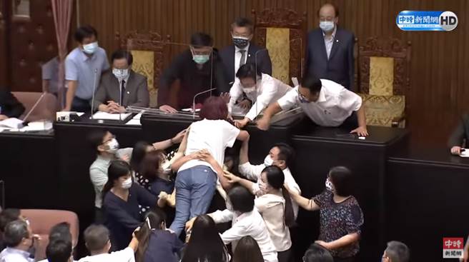陈玉珍攻击主席台，身体几乎悬空。（中时新闻网直播画面）
