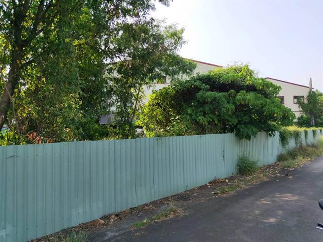 台中市太平区一处废弃工寮，28日13时39分左右有民眾散步经过，发现遮雨棚有异状。（民眾提供／冯惠宜台中传真）