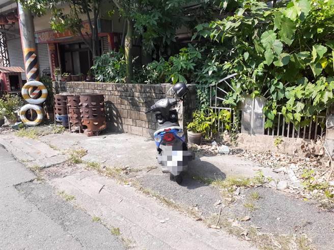 警方在废弃工寮外找到一部机车。（民眾提供／冯惠宜台中传真）