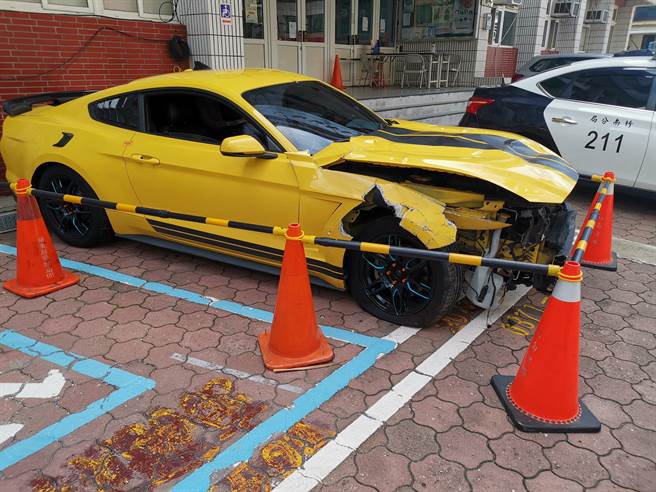 叶姓野马男的黄色野马跑车撞成半毁。（谢明俊摄）