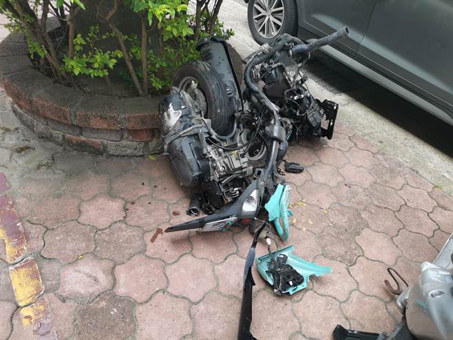 巫姓女子机车被撞成废铁一堆。（谢明俊摄）