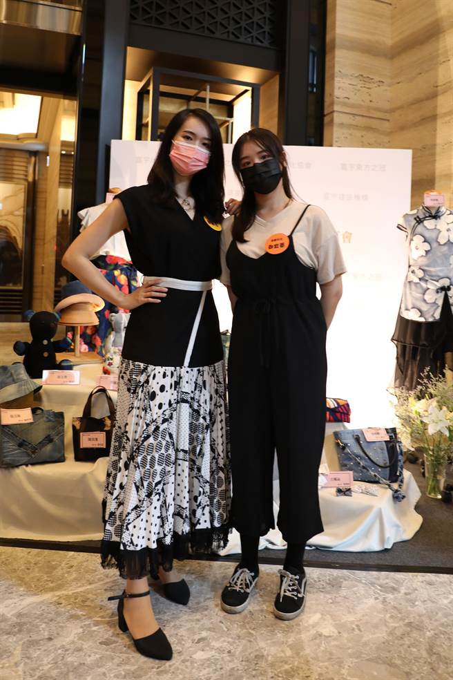 紅毯上由住戶擔任模特兒，以穿著或陳列方式，展出精彩創作。（富宇提供／盧金足台中傳真）