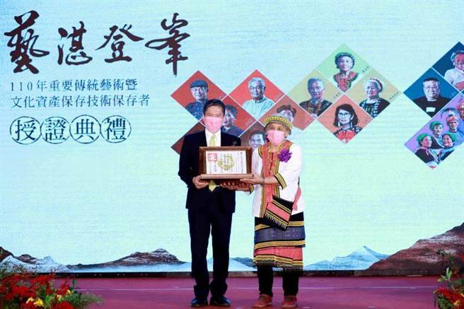 现年83岁的严玉英（右）20年前跟着花莲新社部落的噶玛兰族人一点一滴拼凑，「失而復得」非持续性传承的香蕉丝编织技艺，获文化部「110年重要传统艺术暨文化资产保存技术保存者」的殊荣，是县内少数传统工艺的「人间国宝」。（民眾提供／罗亦晽花莲传真）