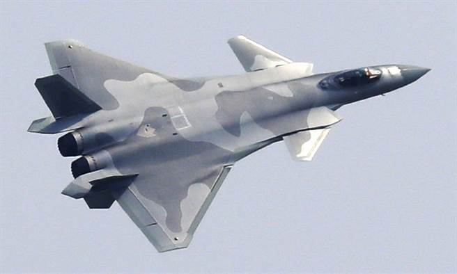 中方空軍殲-20隱形戰機9月28日在第13屆中國航展開幕儀式中，大秀飛行性能。（新華社）