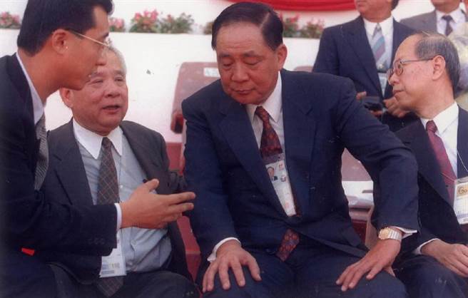 1994年10月廣島亞運，時任行政院副院長的徐立德在貴賓席入座後與幕僚討論如何與中共代表面對問題。（韓同慶攝，中時報系檔案照請勿轉載）