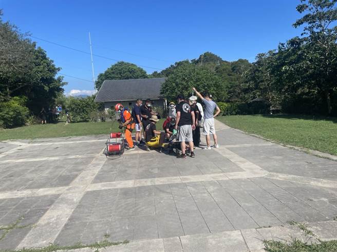 5旬男子爬觀音山突休克 警消出動直升機急救援(戴上容翻攝)