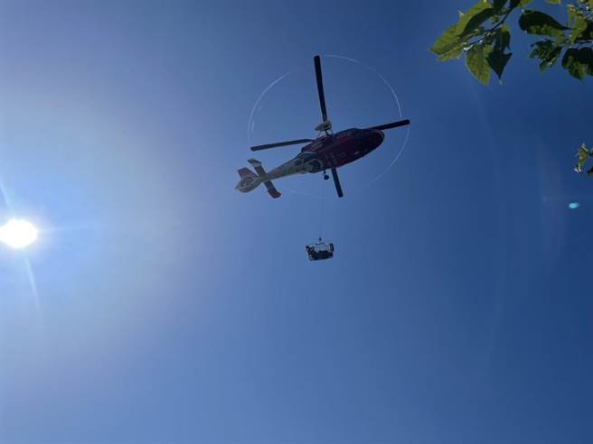 5旬男子爬觀音山突休克 警消出動直升機急救援 (戴上容翻攝)