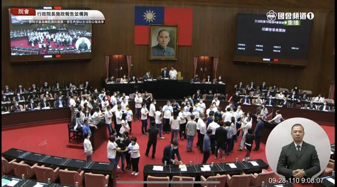 藍委杯葛議事不讓蘇貞昌上台。（取自國會頻道）