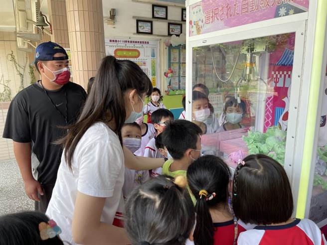 庆祝教师节，斗六市镇南国小特别借来1台夹娃娃机，放入大奖的彩蛋让老师操作，有些老师不擅长找学生代劳。（镇南国小提供）